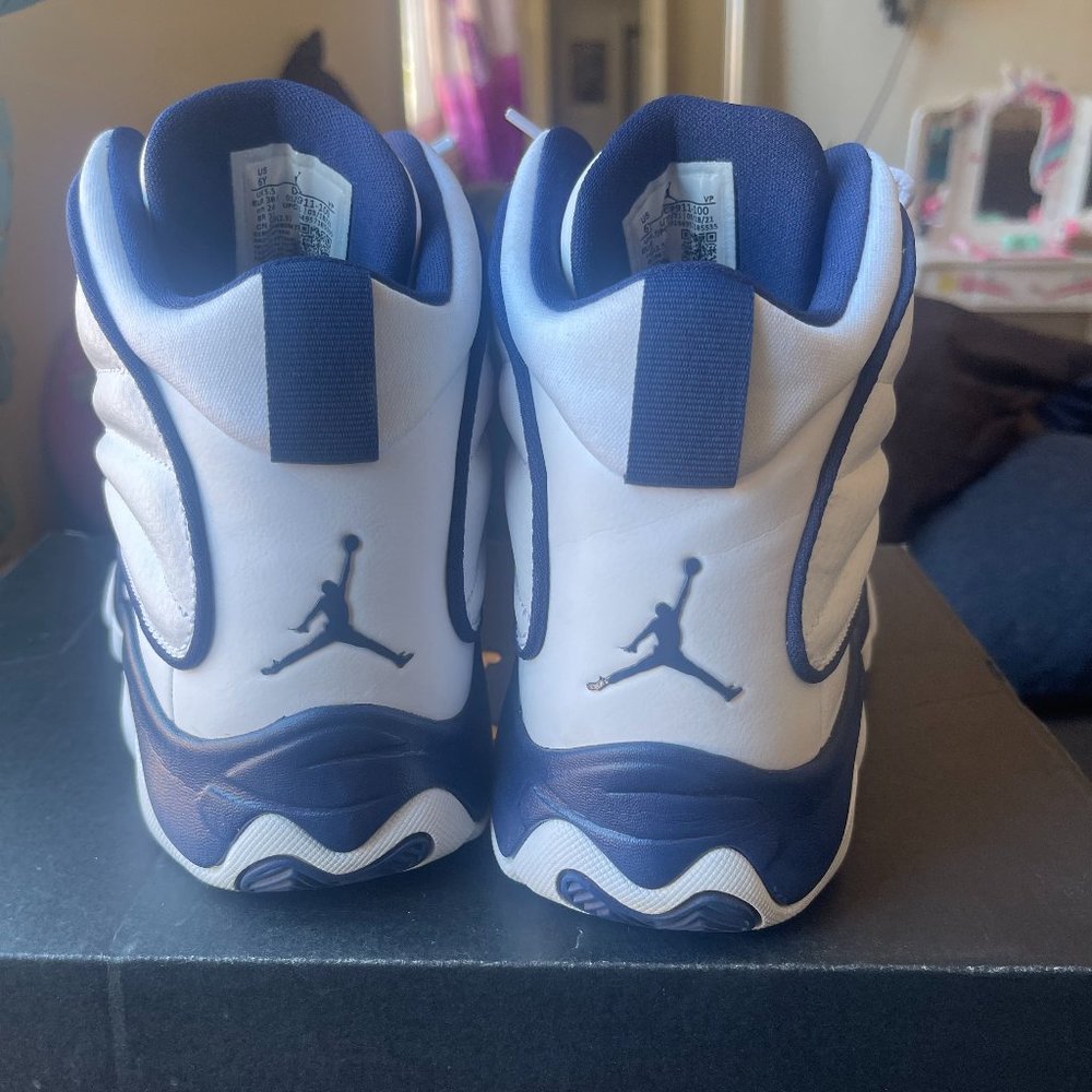Sneakers - Picture 3 of 7